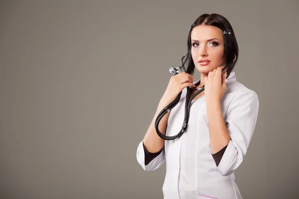 Bonita sério jovem médico — Fotografia de Stock