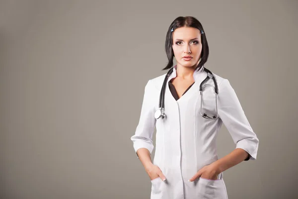 Jovem atraente mulher séria médico — Fotografia de Stock