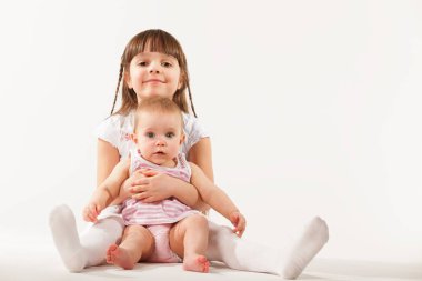 Sevimli, altı yaşında bir kız.