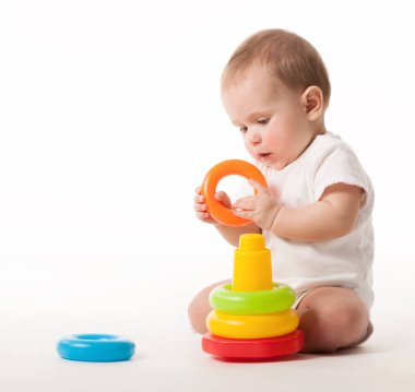 Beyaz tulumlu sevimli bir bebek.