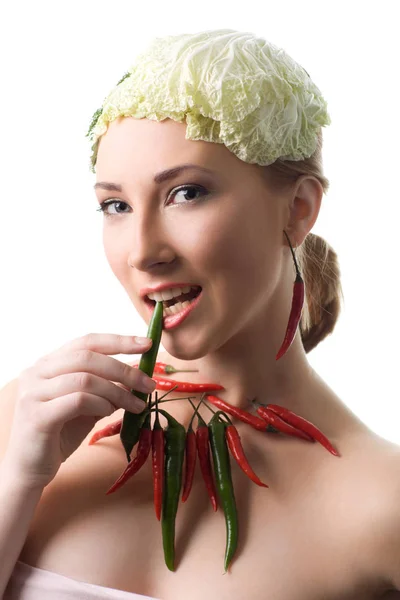 Mujer posando con pimientos y hoja de col — Foto de Stock