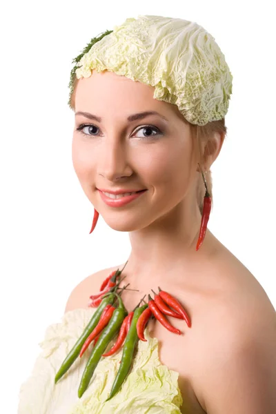 Mujer posando con pimientos y hoja de col — Foto de Stock