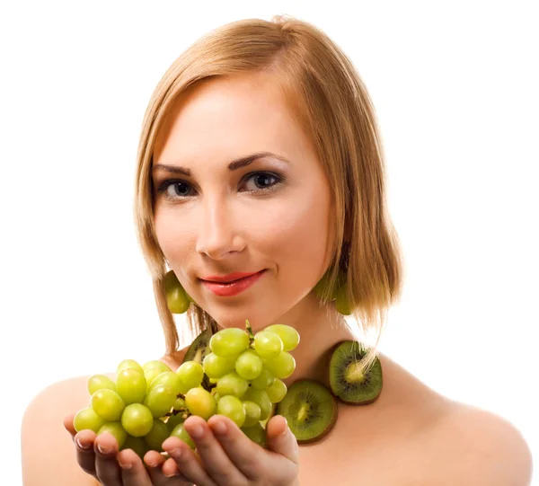 Mujer rubia posando con uva verde madura y kiwi — Foto de Stock