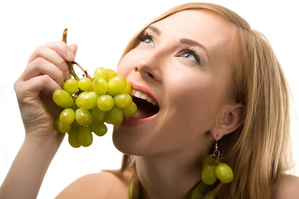 Mujer rubia posando con uva verde madura y kiwi — Foto de Stock