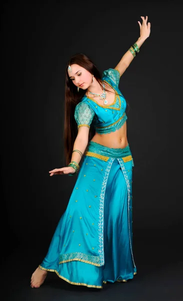 Mujer bailando en traje indio tradicional — Foto de Stock