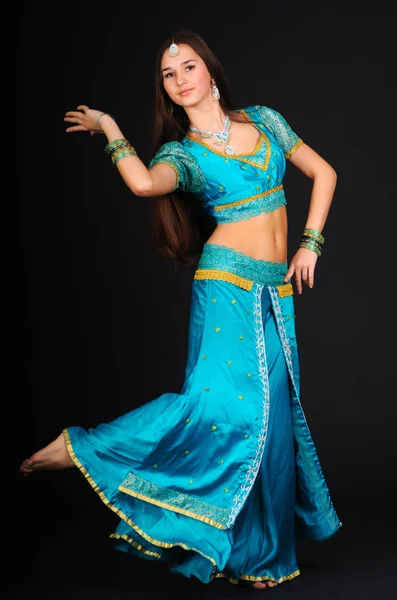 인도의 전통 의상을 입고 춤추는 여성 — 스톡 사진
