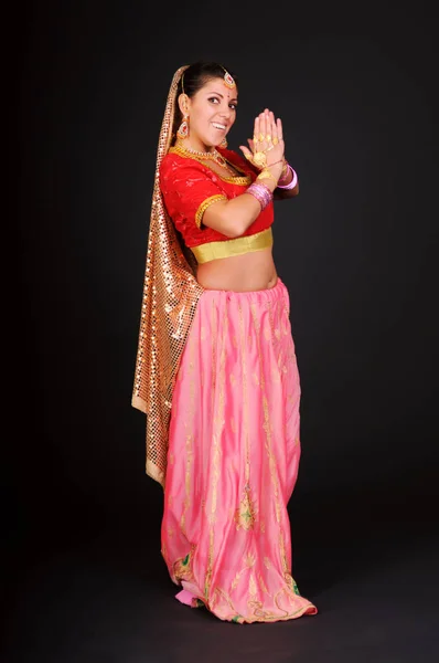 Femme adulte pose en costume indien traditionnel — Photo