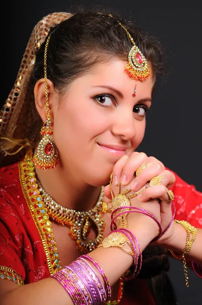 Ritratto di donna in costume indiano — Foto Stock