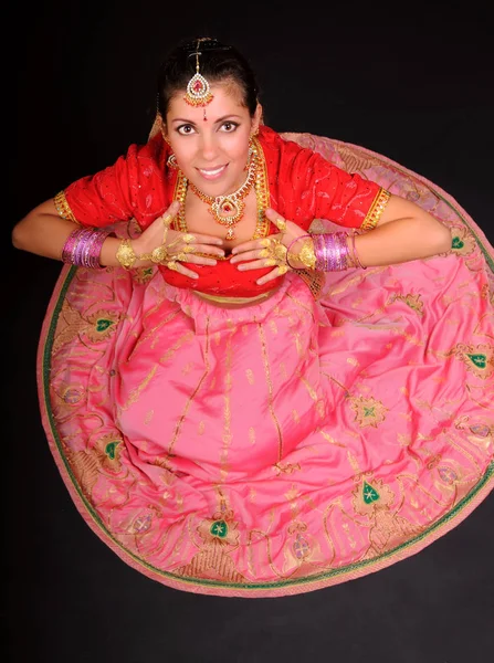 Vue du dessus de la femme assise en costume indien — Photo