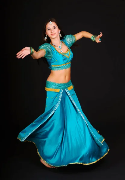 Mujer bailando en traje indio tradicional — Foto de Stock