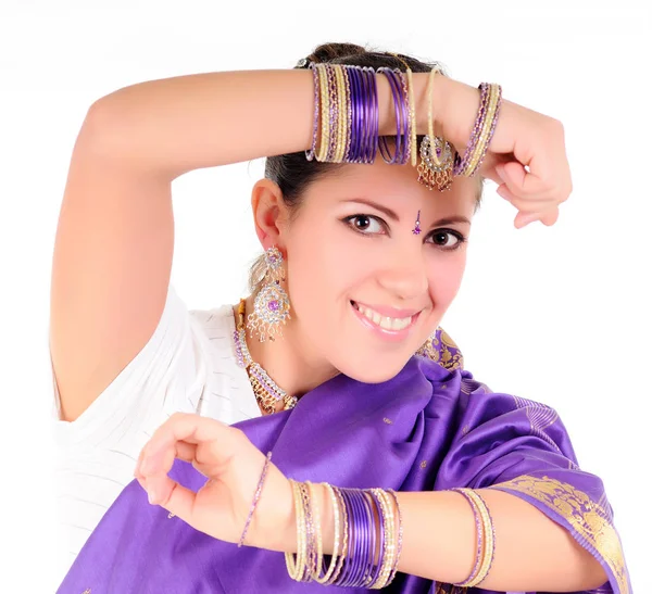 Mujer en ropa india mostrando movimiento de baile — Foto de Stock