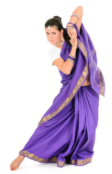 Femme posant dans des vêtements indiens violets traditionnels — Photo