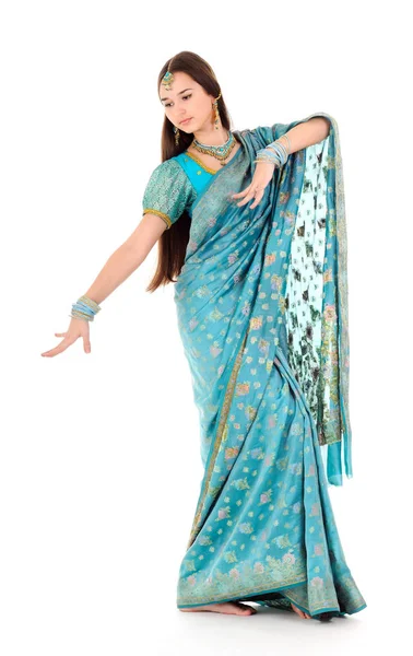 Γυναίκα με ινδικά ρούχα που δείχνει χορευτική κίνηση — Φωτογραφία Αρχείου