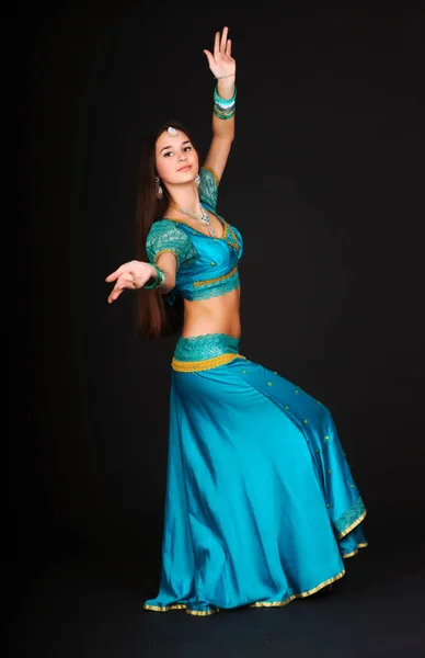 Mujer bailando en traje indio tradicional — Foto de Stock
