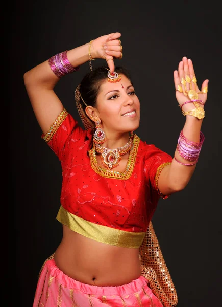 Mujer adulta posa en traje indio tradicional — Foto de Stock