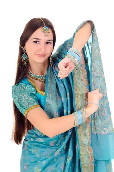 Mulher em roupas indianas mostrando movimento de dança — Fotografia de Stock