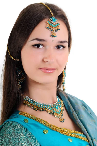 Porträt eines schönen Mädchens in indischer Kleidung — Stockfoto
