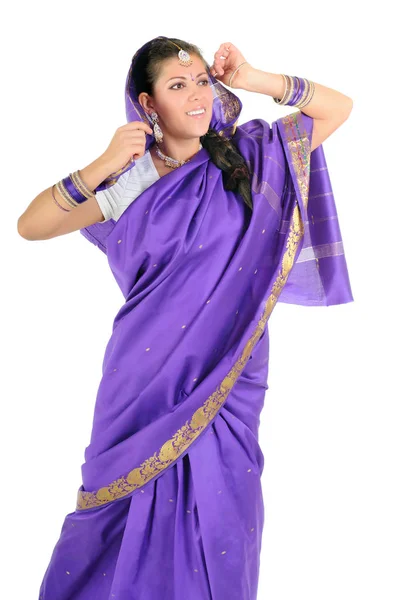 Mujer posando en ropa tradicional india púrpura — Foto de Stock
