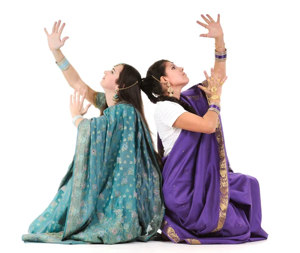 Dos mujeres indias mostrando elemento de baile — Foto de Stock