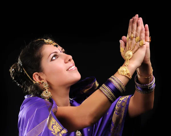 Manos femeninas en movimiento de la danza nacional india — Foto de Stock