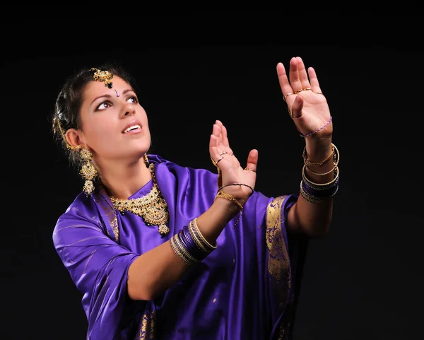Manos femeninas en movimiento de la danza nacional india — Foto de Stock
