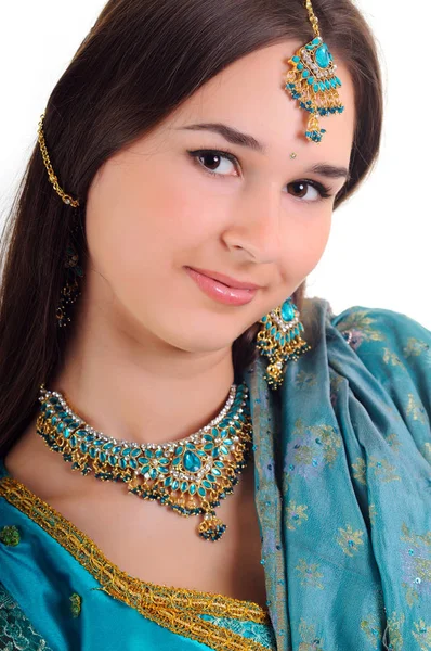 인도 옷을 입은 아름다운 소녀의 초상화 — 스톡 사진