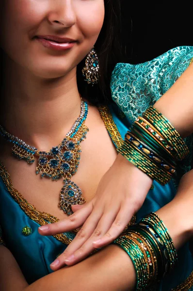 Bijoux massifs sur le corps féminin en robe indienne — Photo