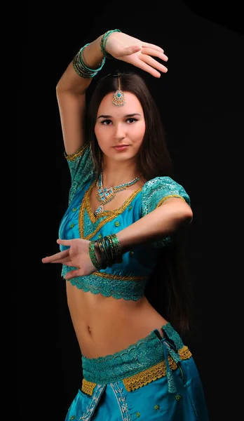 인도 전통 의상을 입고 춤추는 소녀 — 스톡 사진