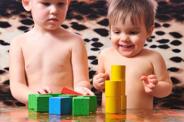 Дивовижні діти грають з іграшковою цеглою — стокове фото