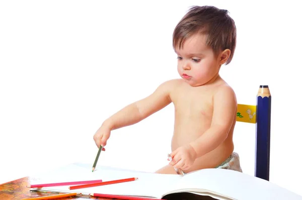 Sorrindo pequena menina desenha de lápis — Fotografia de Stock