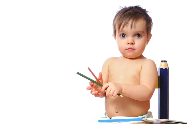 Liten ettårig flicka leker med pennor — Stockfoto