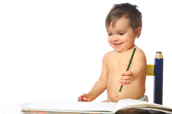 Gülümseyen küçük kız kalemle çiziyor — Stok fotoğraf