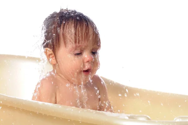 Bagnare bambina sotto spruzzi d'acqua — Foto Stock