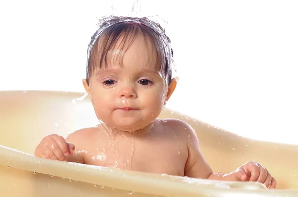 Pequena menina brincar com respingos de água — Fotografia de Stock