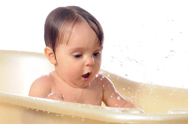 Glückliches einjähriges Mädchen spielt mit Wasser — Stockfoto