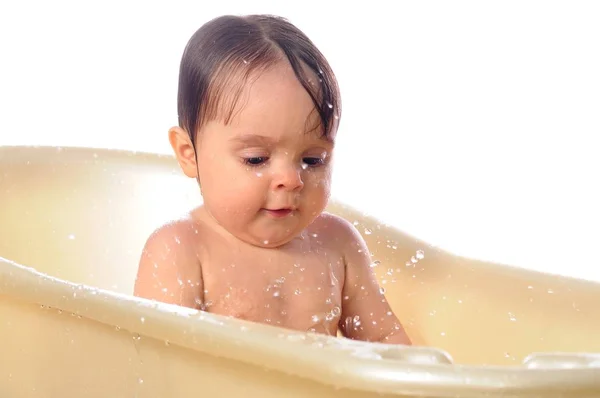 Feliz niña de un año jugar con agua — Foto de Stock