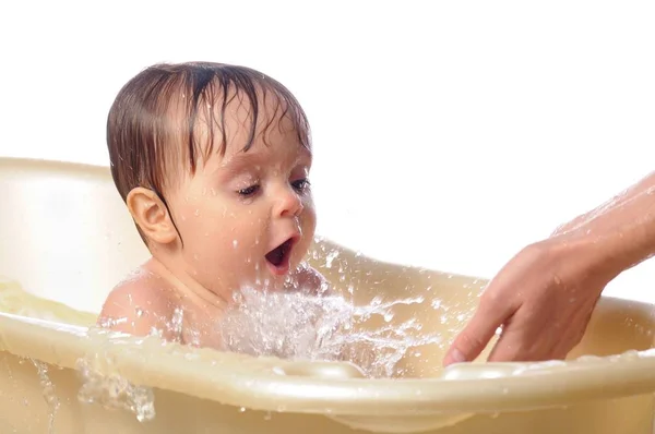 Glückliches einjähriges Mädchen spielt mit Wasser — Stockfoto