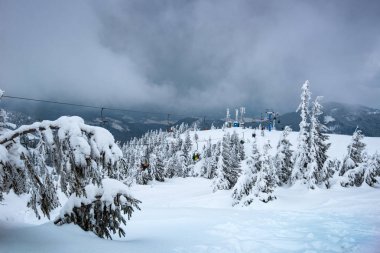 Turistli teleferiklerin alt görüntüsü