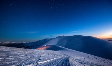 Geceleri ay ışığı altında boş bir kayak merkezi