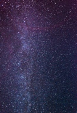 Bulutsuz bir kış gecesinde sersemletici yıldızlı gökyüzü