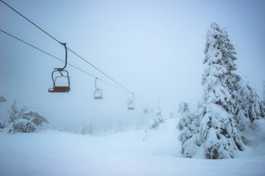 Alt manzara boş turist asansörleri tepelerde asılı.