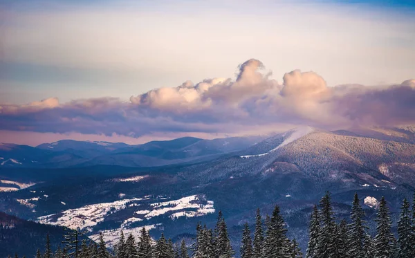 Betoverend winterlandschap van bergen — Stockfoto