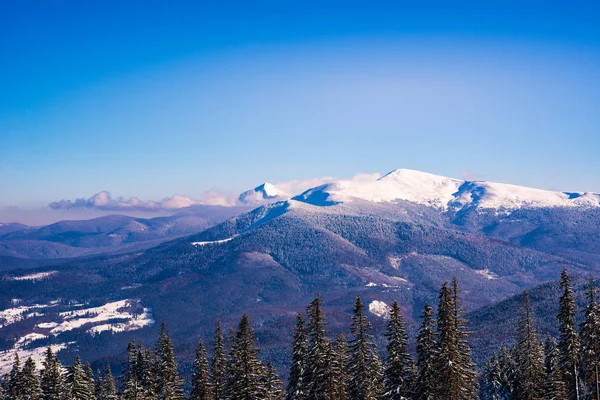 Blick auf die hohen schneebedeckten Berge — Stockfoto