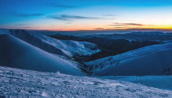 Prachtig mooi uitzicht op pisten in skigebied — Stockfoto