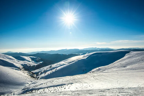 Hermosas vistas fascinantes de la pista de esquí —  Fotos de Stock