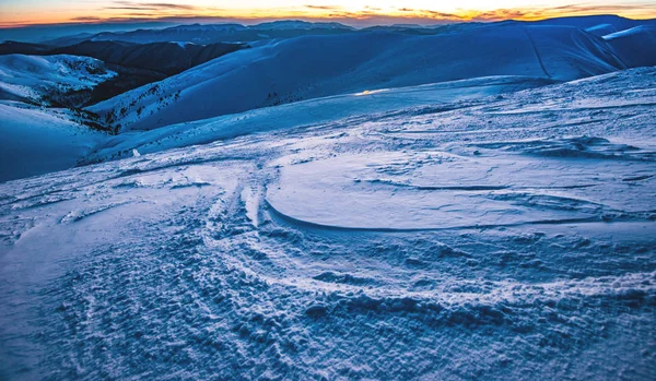 俯瞰陡峭的滑雪场，轨道舒适 — 图库照片