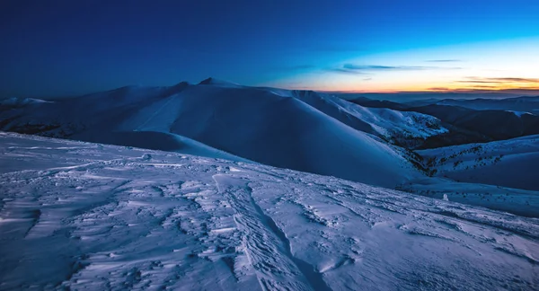 Vista di una ripida pista da sci con piste confortevoli — Foto Stock