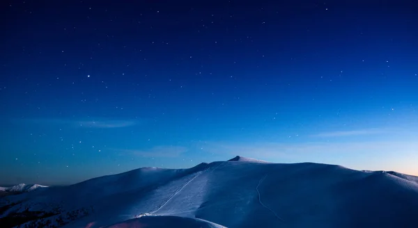 Estación de esquí vacía bajo la luz de la luna por la noche —  Fotos de Stock