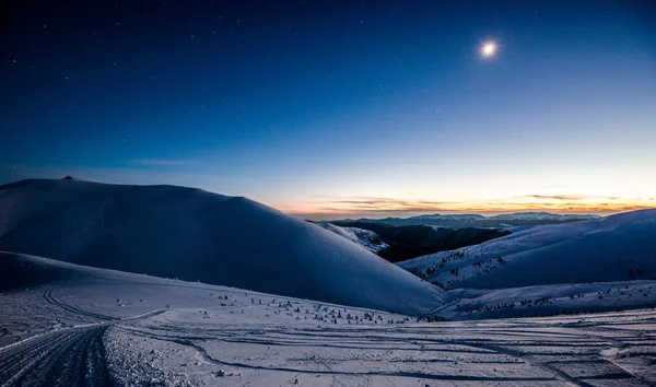 Пустой горнолыжный курорт под лунным светом ночью — стоковое фото