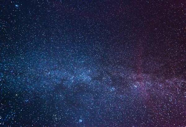 Atemberaubender Sternenhimmel in einer wolkenlosen Winternacht — Stockfoto